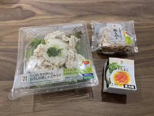 コンビニで買えるサラダ、ゆで卵、おにぎり